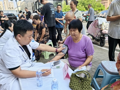 河北遷安 醫師節義診忙 進社區送健康